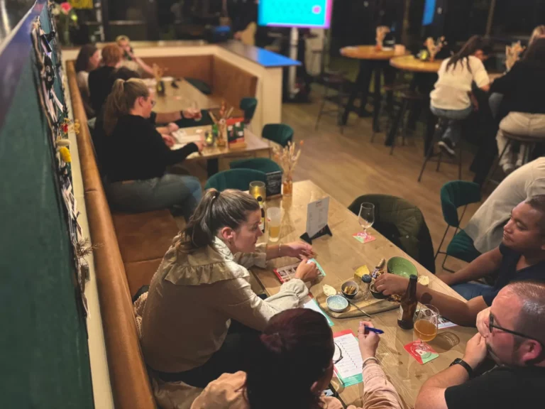 Volle zaal met quizteams tijdens een pubquiz in Zwolle