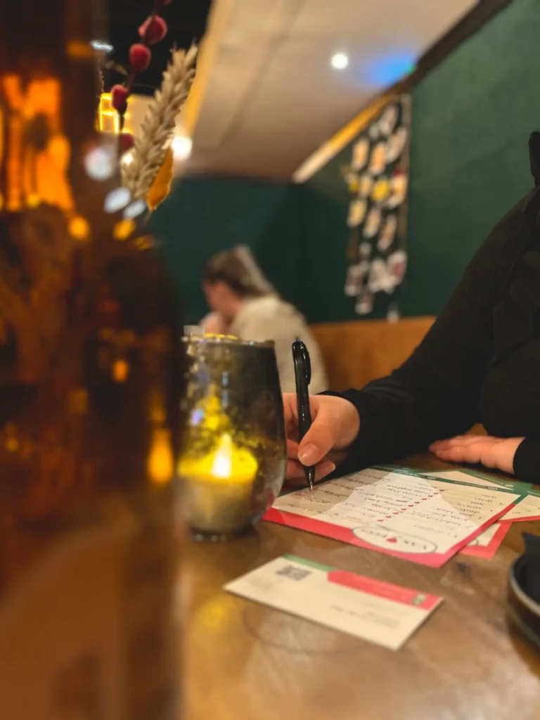 Antwoordformulier en kaarsje op tafel tijdens een pubquiz